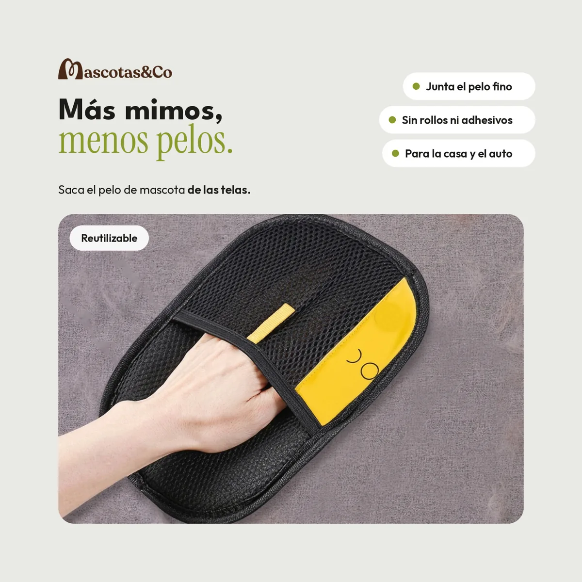Mano colocándose la manopla quitapelos negra y amarilla